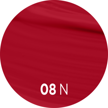 Płynna pomadka o miękkim matowym wykończeniu, odcień 08 N intensywnej czerwieni. Zbliżenie na swatchu.