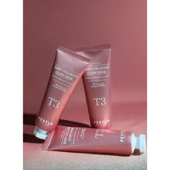 Trzy różowe tubki Pestlo T3 Baby Collagen Glow Mask, dwie stojące, jedna leżąca, na jednolitym różowym tle.