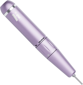 Liliowa frezarka hi hybrid Petite Pen, smukła, z pokrętłem, widok pod kątem, do usuwania manicure hybrydowego.