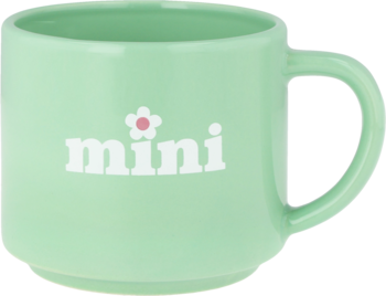 Pastelowy zielony ceramiczny kubek Eloy mini mommy z białym napisem mini i różowym kwiatkiem, widok z przodu.