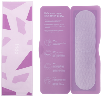 Frida Mom zestaw: różowe pudełko i otwarte etui z medycznym plastrem silikonowym na blizny po cesarce.