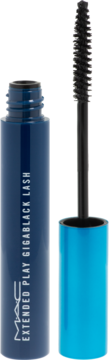 Tusz MAC Extended Play Gigablack Lash, ciemnoniebieska tubka z otwartym błękitnym aplikatorem i wydłużającą czarną szczoteczką.