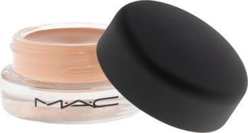 Słoiczek beżowego kremowego cienia/bazy MAC Pro Longwear Paint Pot Painterly, obok czarna, matowa nakrętka.