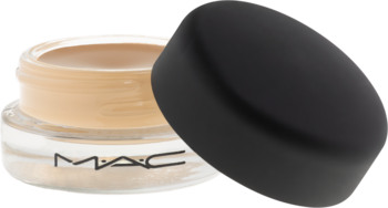 Słoiczek MAC Pro Longwear Paint Pot Soft Ochre, baza i kremowy cień, otwarty z czarną nakrętką obok.