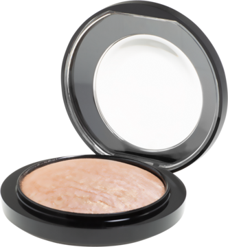 Otwarty czarny kompakt MAC Mineralize Skinfinish z lusterkiem, jasnobeżowy puder wypiekany o promiennej teksturze.