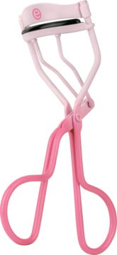 Różowa zalotka do rzęs Essence, widok pod kątem. Jasnoróżowa góra z czarną gumką, ciemnoróżowe rączki.