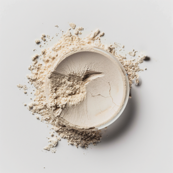 Puder Naturalny z organiczną tapioką, jasnobeżowy, matujący, rozsypany obok okrągłego pojemnika. Widok z góry.