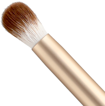 Zbliżenie pędzla do cieni Alterra We Love Leo: brązowo-białe włosie syntetyczne, złota skuwka i rączka do blendowania.