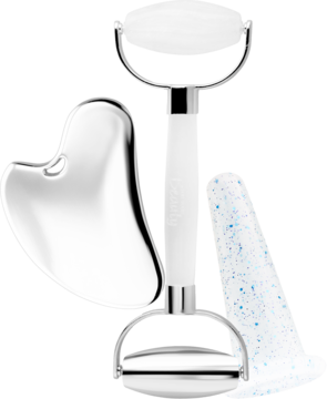 Zestaw do jogi twarzy: srebrny roller z białym uchwytem, polerowane narzędzie Gua Sha i bańka z drobinkami.