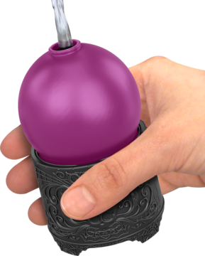 Ręka trzyma fioletową, kulistą bombę wodną w czarnej, zdobionej podstawce, z której tryska woda.