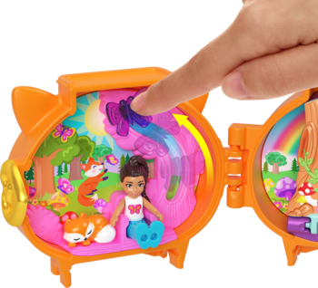 Pomarańczowy kompakt Polly Pocket lis, otwarty, z mini-lalką, figurką lisa i palcem aktywującym ruchome motyle.