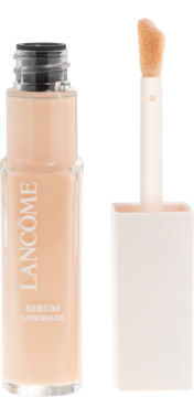 Lancôme Serum Concealer w przezroczystej butelce, jasnobeżowy płyn. Obok biały aplikator z pędzelkiem.