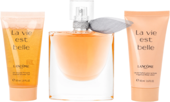 Zestaw Lancôme La Vie Est Belle: woda perfumowana i dwie brzoskwiniowe tubki żelu i balsamu na ciemnym tle.