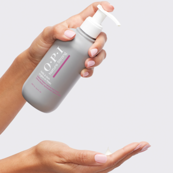 Szara butelka OPI Moisture Mission krem do rąk i stóp z pompką, wyciskany na dłoń. Białe napisy.