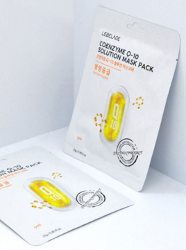 Dwa białe opakowania maseczki LEBELAGE Coenzyme Q-10 Solution Mask Pack, widok pod kątem, z żółtym Q10.