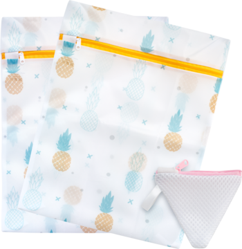 Worki do prania Ewa Schmitt AP096: 2 białe mesh na odzież z ananasami, żółty zamek; 1 mały na kapsułki, różowy zamek.