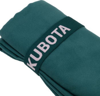 Zrolowany koc Kubota, turkusowy, z białą opaską z logo marki. Widok z góry i z boku, zbliżenie.