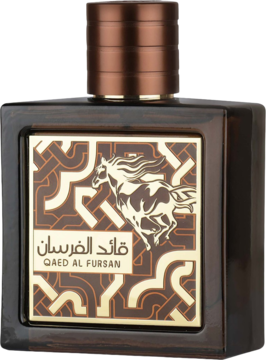 Qaed Al Fursan, butelka perfum z ciemnego drewna, etykieta z miedzianym koniem i geometrycznym wzorem.