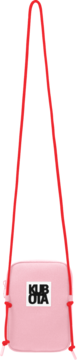 Różowa prostokątna torba crossbody Kubota z białym logo i długim, cienkim czerwonym paskiem, widok z przodu.