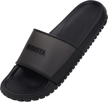 Czarne klapki Kubota typu slide, z wytłoczonym napisem KUBOTA na szerokim pasku, widok pod kątem.