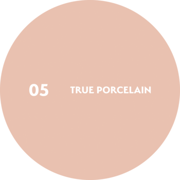Okrągły próbnik odcienia podkładu True Porcelain 05. Jasnobrzoskwiniowe koło z białym numerem i nazwą.