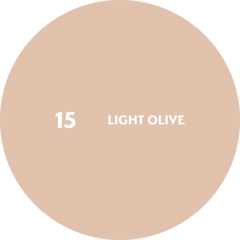 Okrągły swatch podkładu do twarzy w odcieniu 15 Light Olive, jasnooliwkowy kolor na czarnym tle.