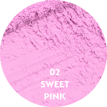 Różowy puder do makijażu w odcieniu 02 Sweet Pink, sypki, z widoczną puszystą teksturą. Widok z góry.