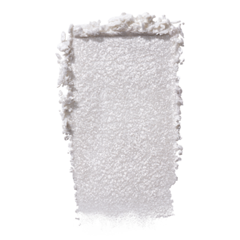 Zbliżenie błyszczącego swatcha białego rozświetlacza z perłowym połyskiem, na jednolitym białym tle.