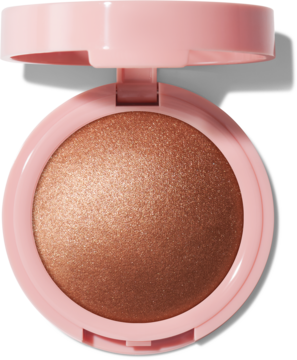 Różowa, otwarta puderniczka z okrągłym, miedziano-brązowym rozświetlaczem o perłowym wykończeniu, widok z góry.