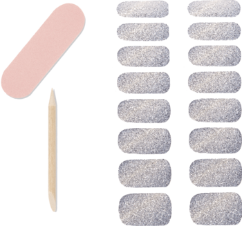 Zestaw Ardell Nail Addict Nail Strips: 16 perłowych, jasnoszarych pasków, różowy pilniczek i drewniany patyczek.