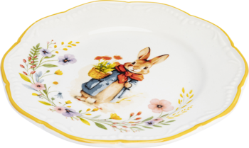 Biały, falowany talerzyk z ilustracją kicającego króliczka w niebieskiej kurtce i kwiecistą girlandą.