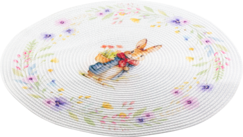 Biały talerz ceramiczny, okrągły, z Piotrusiem Królikiem niosącym tobołek w wianku kwiatów, widok z przodu.