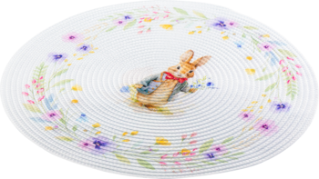 Biały, okrągły talerz z delikatną ilustracją Królika Piotrusia w niebieskiej marynarce i wieńcem kwiatów.