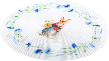 Biały okrągły talerz ceramiczny Peter Rabbit z błękitnym wieńcem kwiatowym. Widok z góry, delikatna faktura.