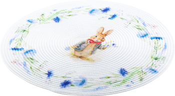 Okrągły, biały talerz porcelanowy z Peterem Rabitem w czerwonej muszce i niebieskim kwiatowym wiankiem, widok z góry.