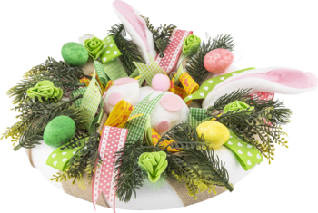 Dekoracja wielkanocna: puszysty biały zając, zielone gałązki, wstążki w grochy i kolorowe pisanki w białej doniczce.