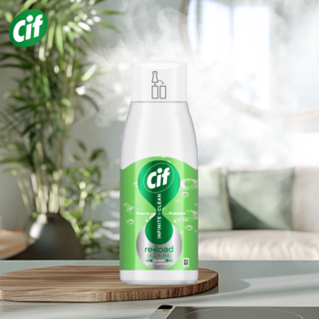 Wkład Cif Infinite Clean Reload, uniwersalny środek czyszczący, biała butelka z zieloną etykietą, na podstawce.