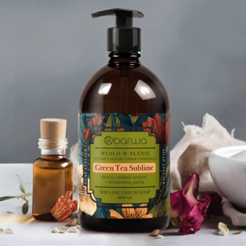 Barwa Green Tea Sublime mydło w płynie, ciemna butelka z pompką i etykietą w ziołowe wzory, na szarym tle.