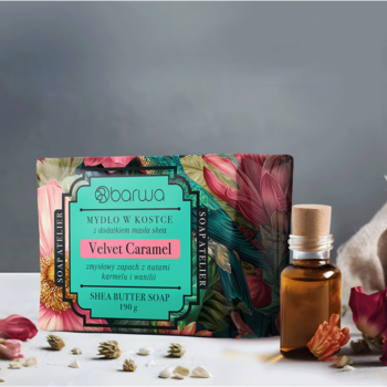 Barwa Velvet Caramel mydło shea w barwnym opakowaniu z kwiatami, z nutami karmelu i kokosa, obok buteleczka olejku.