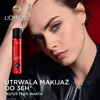 L'Oréal Paris Infaillible 36H spray utrwalający w czerwonej butelce, blisko twarzy modelki.