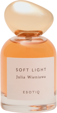 Perfumy Soft Light Julia Wieniawa ESOTIQ. Bursztynowa butelka ze złotą nakrętką, widok z przodu, biała etykieta.