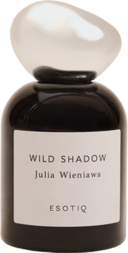 Perfumy Wild Shadow Julia Wieniawa Esotiq, ciemna butelka z białą etykietą i srebrną nakrętką, widok z przodu.