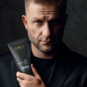 Mężczyzna trzymający w dłoni czarny żel oczyszczający ICON M z wit. C, spojrzenie wprost.