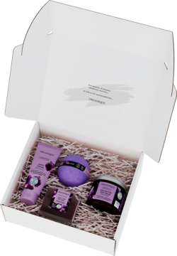 Zestaw prezentowy Black Orchid w otwartym białym pudełku. Fioletowe: krem do rąk, kula, mydło, balsam shea.