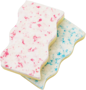 Dwie białe kostki gumy do żucia z falistymi brzegami, jedna z różowymi, druga z niebieskimi plamkami, ułożone jedna na drugiej.