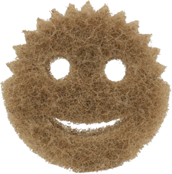 Okrągła, jasnobrązowa gąbka do szorowania z włókien, z uśmiechniętą buźką i ząbkowanymi krawędziami.
