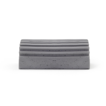 Szara mydło w kostce z prążkami, widok z przodu. Zawiera drobinki peelingujące, ma matowe wykończenie.