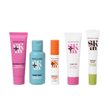 Pięć produktów Revolution Skin Stars Kit: różowy balsam, niebieski tonik, pomarańczowe serum, biały krem, zielone serum pod oczy.