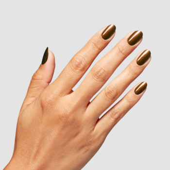 Ujęcie dłoni z błyszczącym, ciemnym, oliwkowozielonym lakierem na paznokciach, widok z góry.