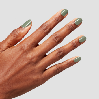 Błyszczący, oliwkowy lakier do paznokci na ciemnej dłoni, widok z góry, do 7 dni trwałości.